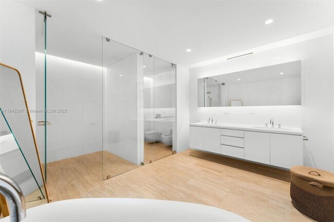 Building Photo - 9001 Collins Ave