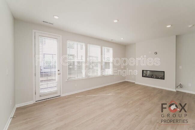 Building Photo - 908 Mary Max Dr