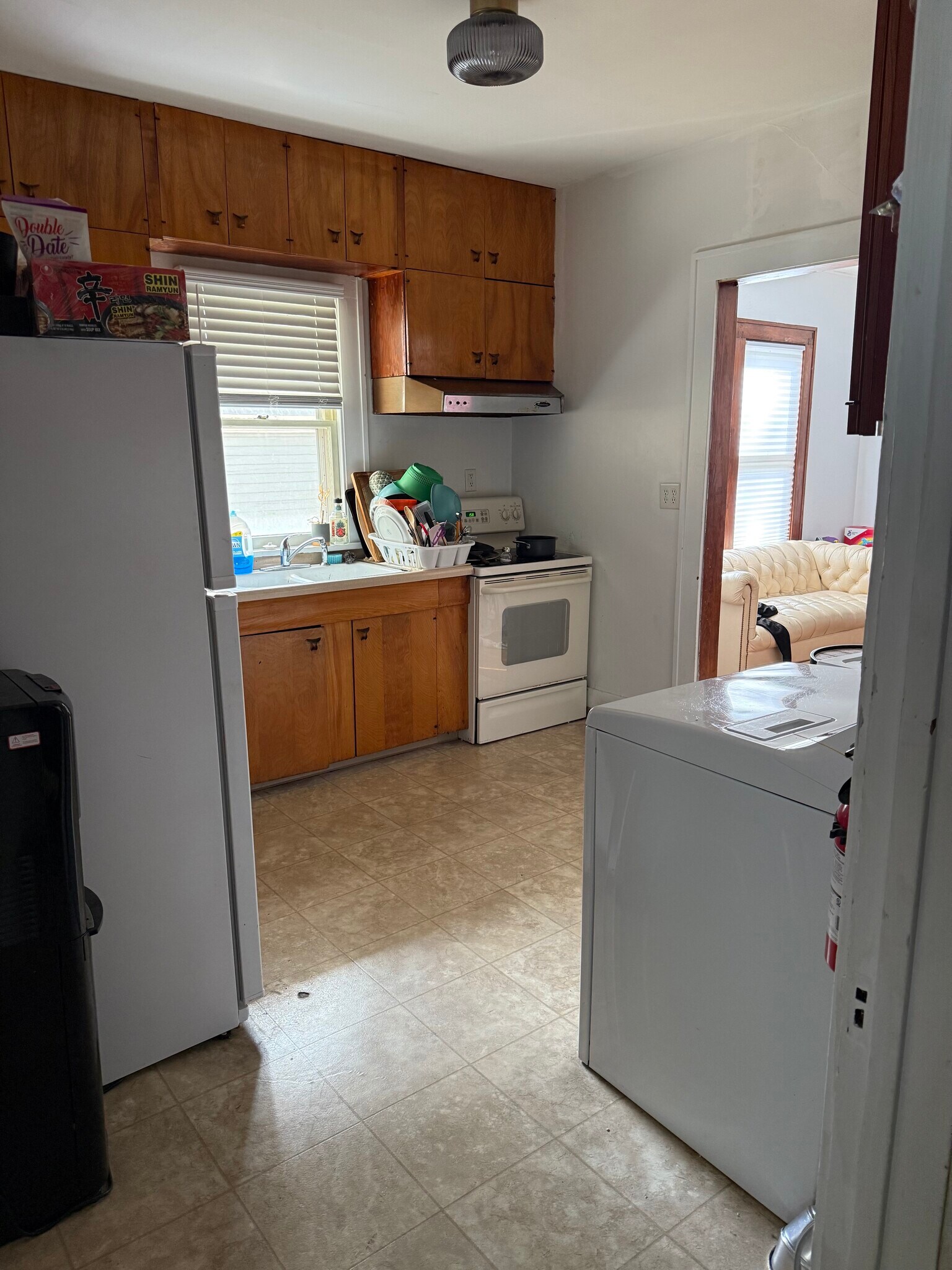 Main floor kitchen - 670 S Governor St