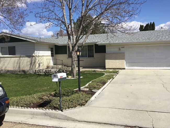 Primary Photo - Super Cute..1607 sq. ft 3 Bedroom, 2.5 bat...