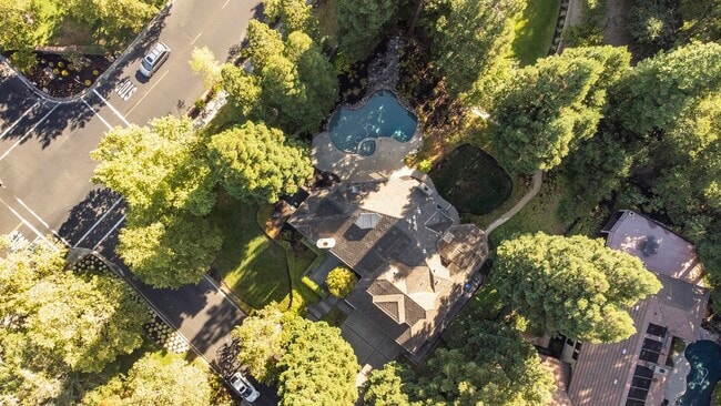 Building Photo - 3 Blackhawk Club Ct