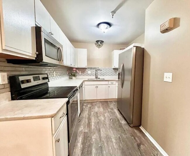 Building Photo - 15650 Stone Crossing Dr