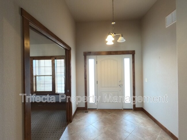 Building Photo - 1032 Hessen Dr