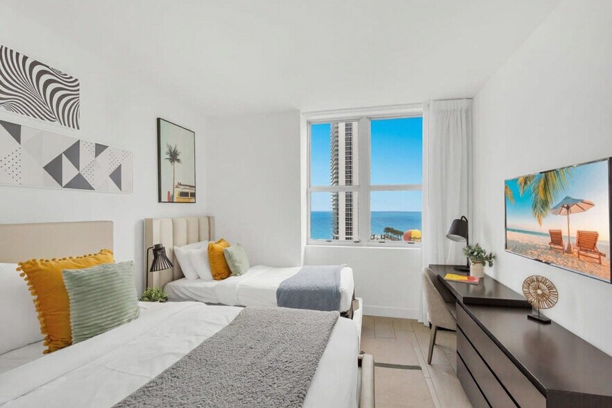 Building Photo - 4010 S Ocean Dr