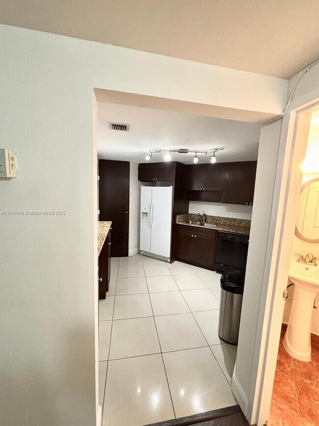 Building Photo - 801 Brickell Bay Dr