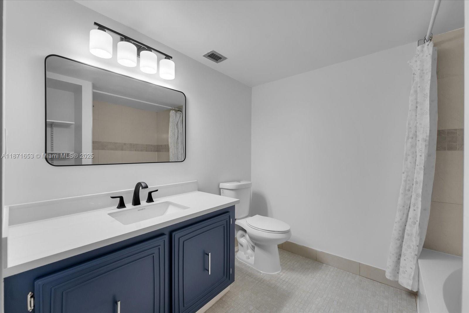 Building Photo - 1000 Parkview Dr