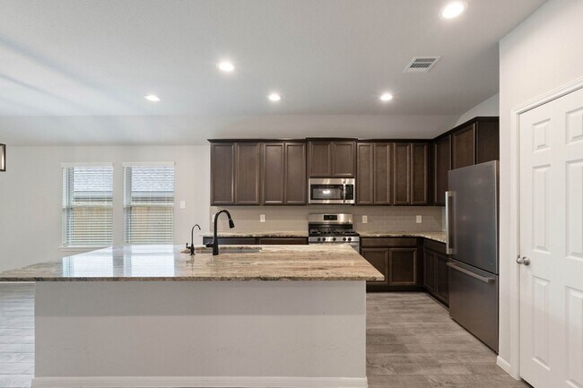 Building Photo - 914 Golden Willow Ln