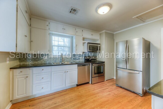 Building Photo - FOR LEASE | Tulsa | $1400 Rent | 3 Bed, 2 Bath Home