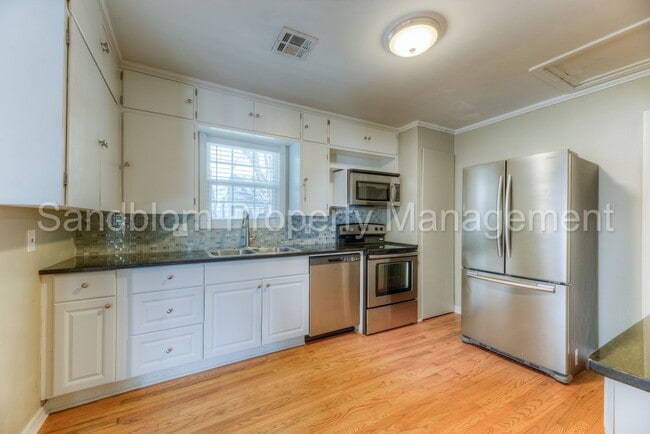 Building Photo - FOR LEASE | Tulsa | $1500 Rent | 3 Bed, 2 Bath Home
