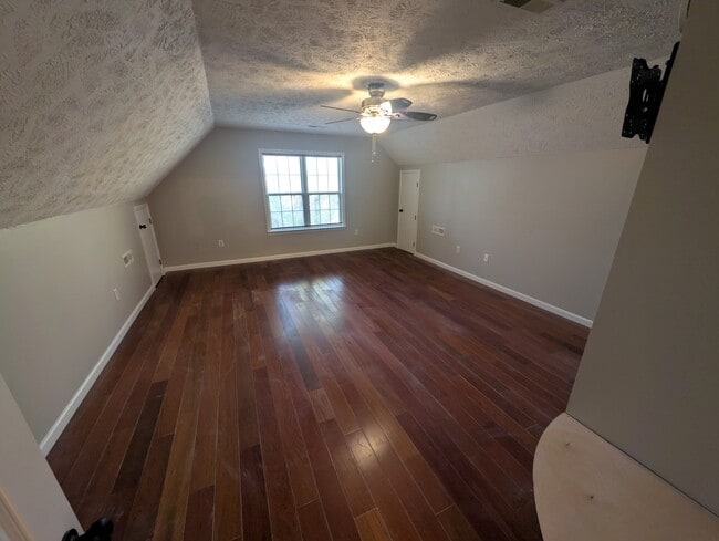 Building Photo - 717 Windsor Dr SE