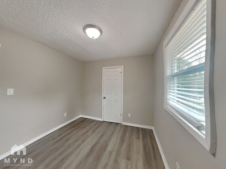 Building Photo - 406 Blair Villa Dr SE