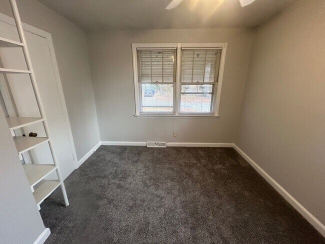 Building Photo - 3604 Hydrangea St