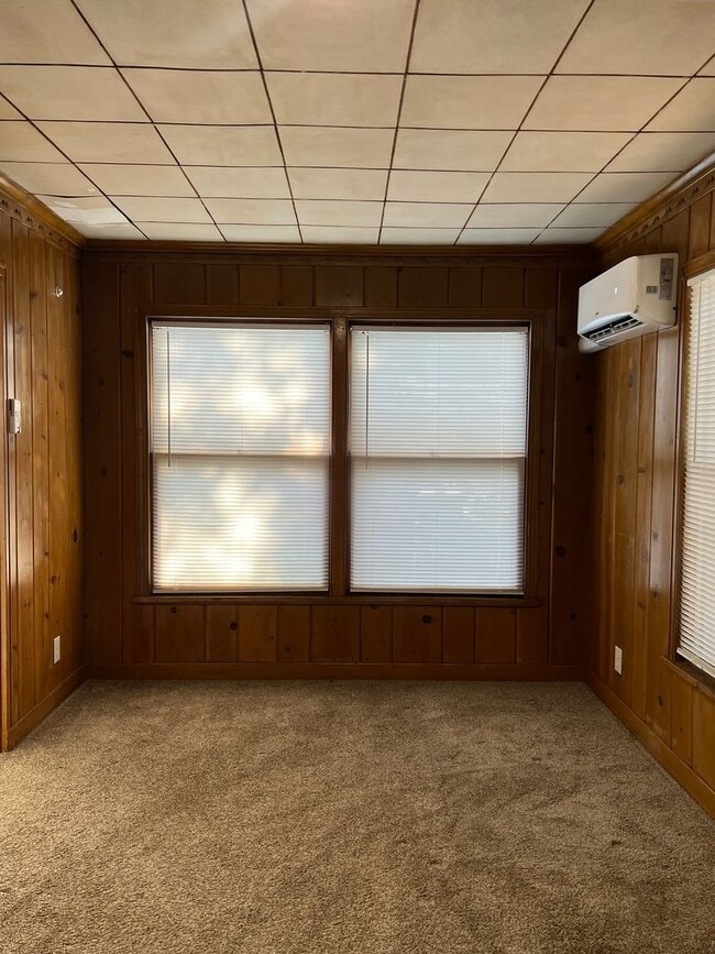 Building Photo - Kemp St Studio Apartment