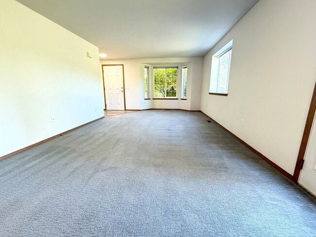 Building Photo - BONUS RENT SPECIAL! 3 Bed on Cul-de-sac wi...