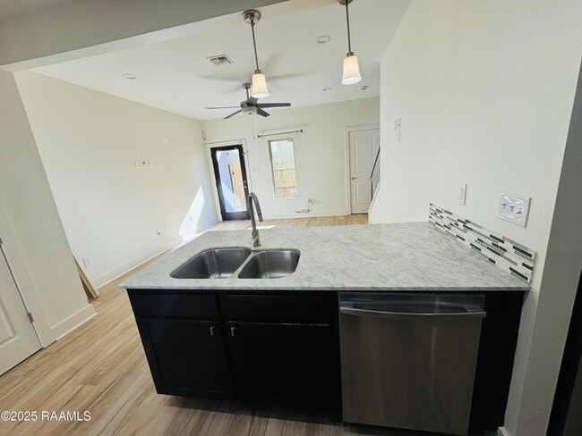 Building Photo - 113 Bayou St