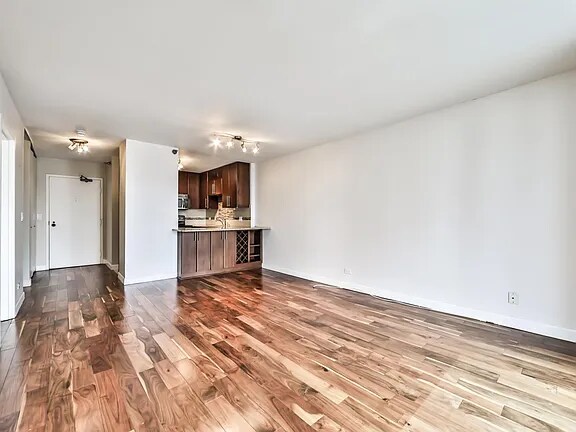 Building Photo - 1212 N La Salle Dr