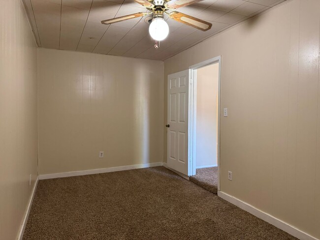 Building Photo - 225 Meadow Ln