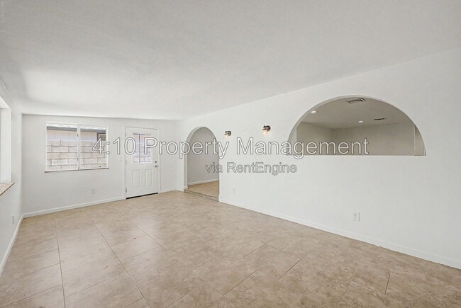 Building Photo - 2104 N Comanche Dr