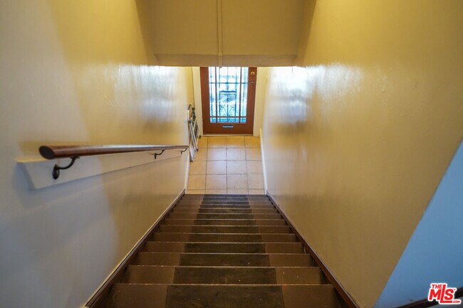 Building Photo - 1353 W 49th St