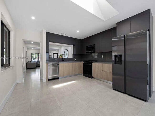 Building Photo - 252 E 36th St