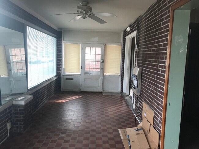 entrance - 118 W Chestnut St