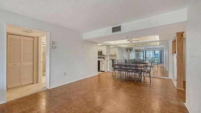 Building Photo - "Charming 2-Bed, 2-Bath Condo Oasis in Bradenton's Heart!"