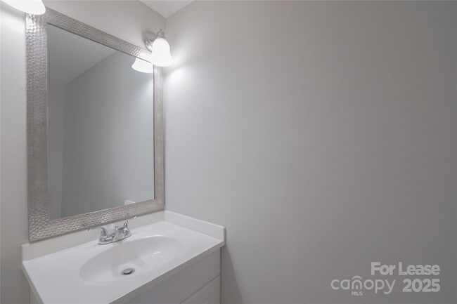 Building Photo - 4624 Old Lantern Way