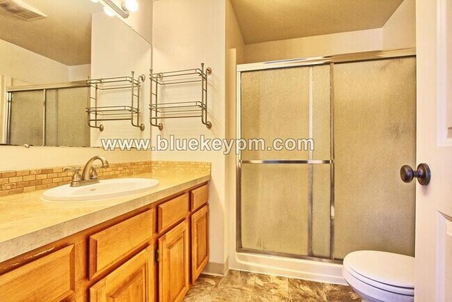 Building Photo - 3 Bed, 2.5 Baths Home with Family Room and...