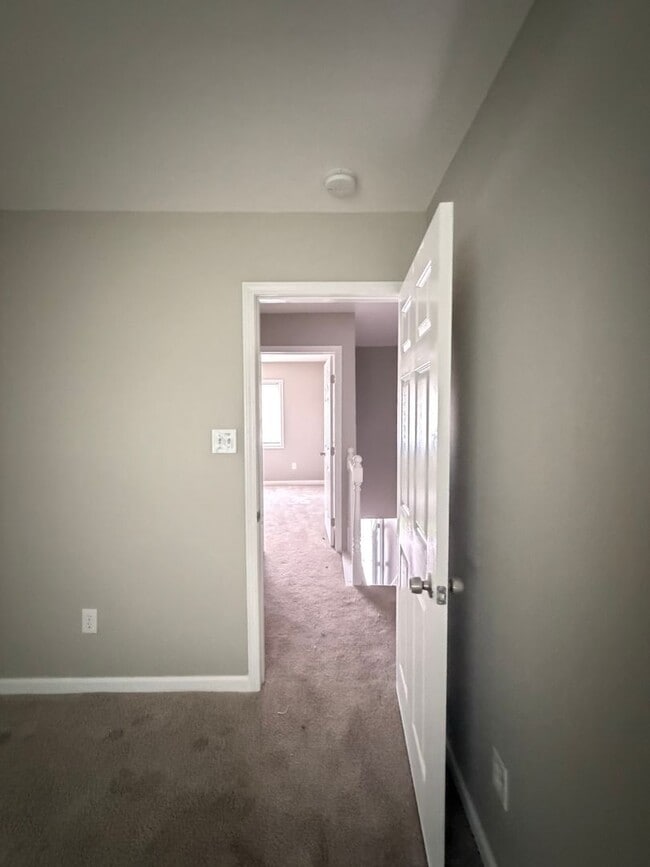 Building Photo - Newly Renovated 2-Bedroom Townhouse in a Prime Location!