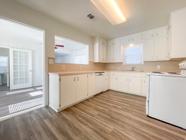 Building Photo - 701 N Barbara St