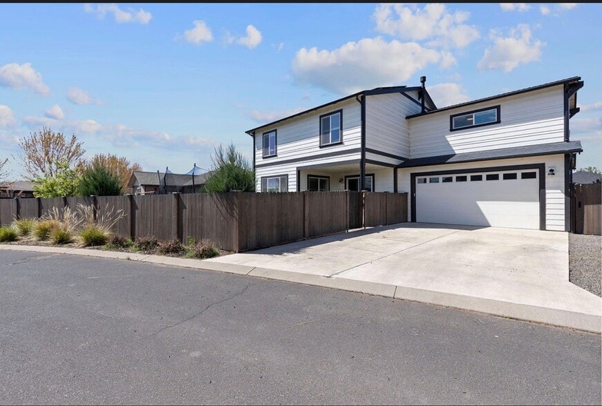 Building Photo - 1008 NE Whistle Way