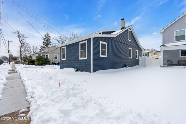 Building Photo - 1208 Pine Tree Way