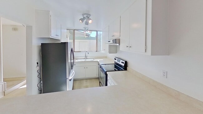 Building Photo - Bright and Spacious 2-Bedroom Condo in Gol...