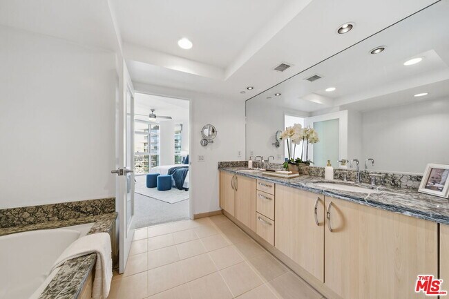 Building Photo - 13650 Marina Pointe Dr