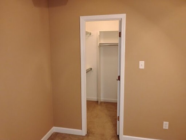 Building Photo - 3 Bedroom 2 Bathroom