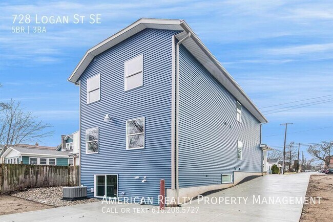 Building Photo - 728 Logan St SE