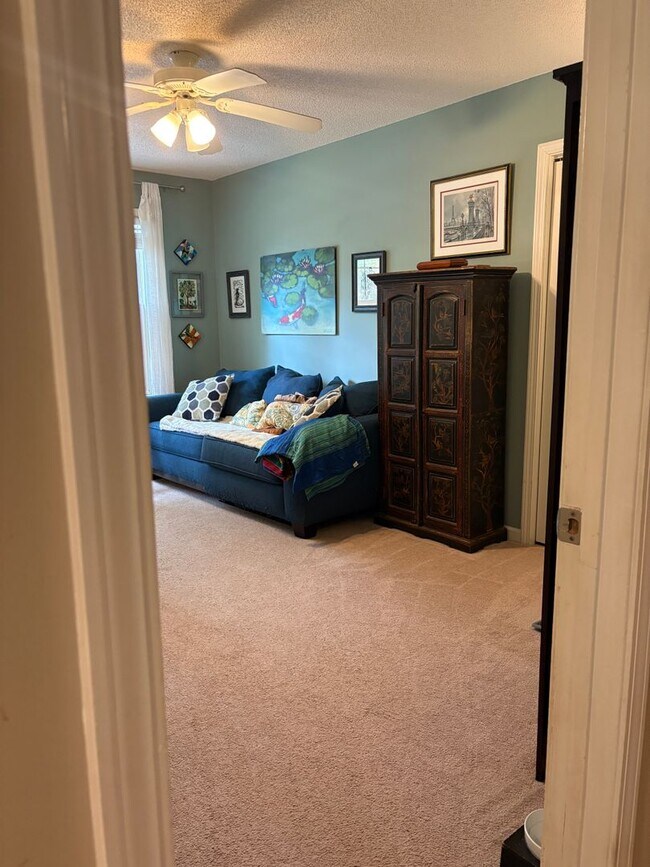 Building Photo - Large, private home in Rivercliff