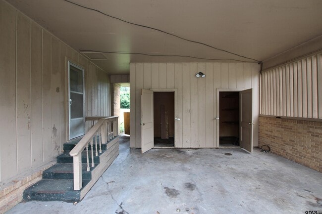 Building Photo - 2725 Tanglewood Dr