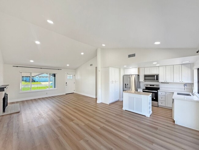 Building Photo - Updated 3B/2BA House in Oceanside!