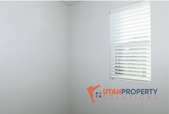 Building Photo - 982 W 380 S