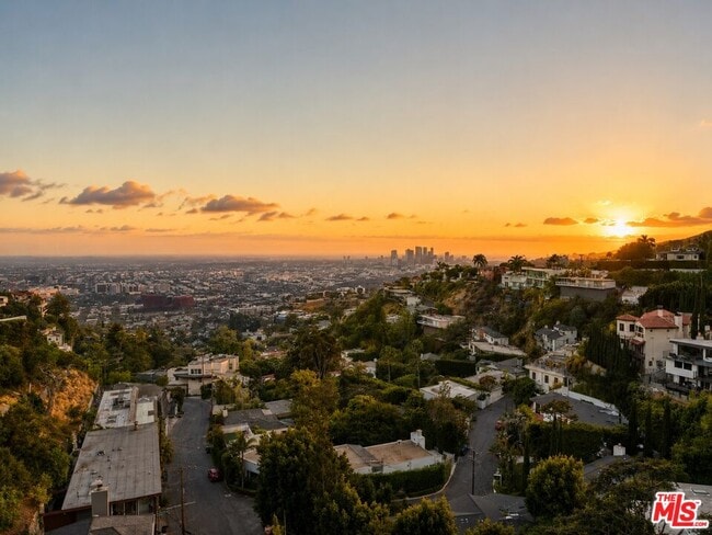 Building Photo - 8721 Sunset Plaza Terrace