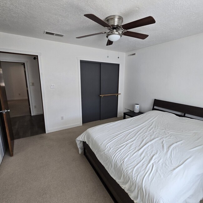 Building Photo - 1048 Monte Largo Dr NE