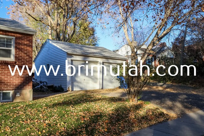 Building Photo - 1105 Laird Ave S