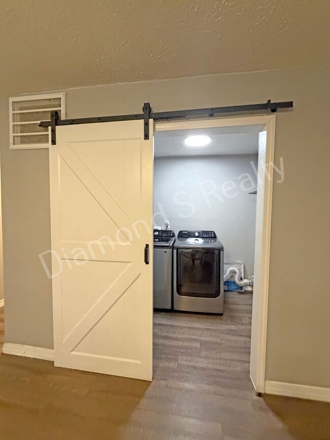 Building Photo - Spacious, Clean 3 Bedroom Home + Bonus Room Available!