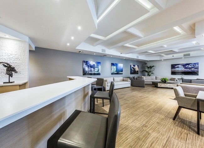 Building Photo - Live where Lincoln Road meets the Ocean in a full service resort-style condominium in South Beach!