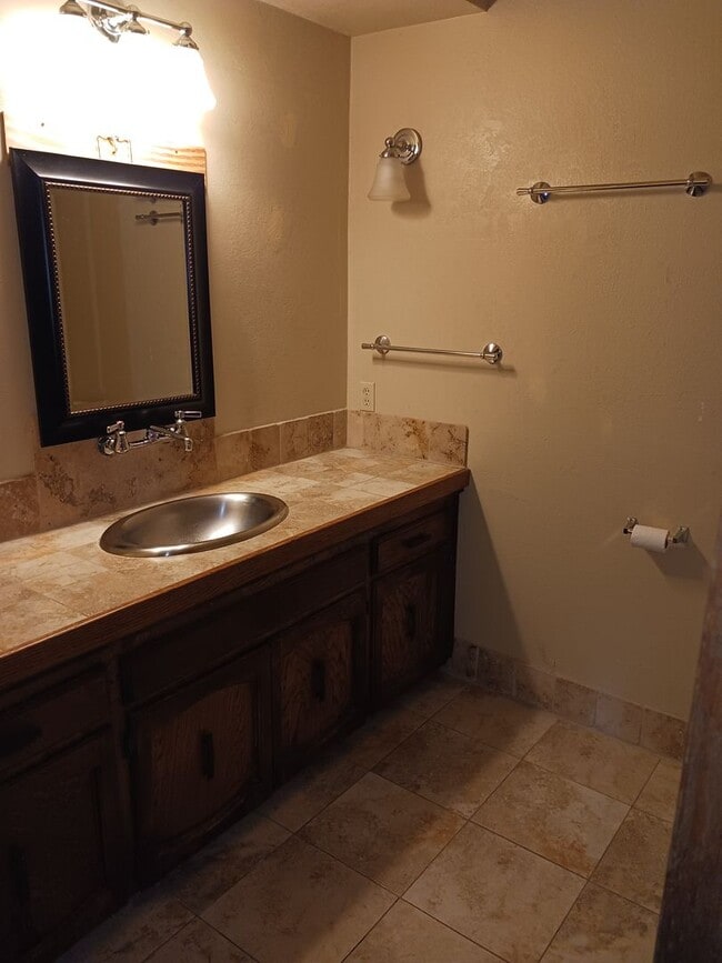 Building Photo - 708 Highland Dr