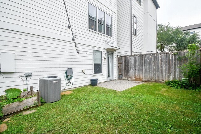 Building Photo - 2222 Hilshire Lake Dr