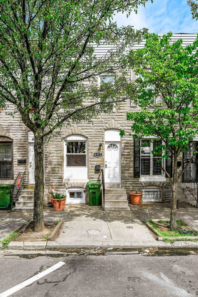 Building Photo - 2 Bedroom Rowhome- Baltimore City