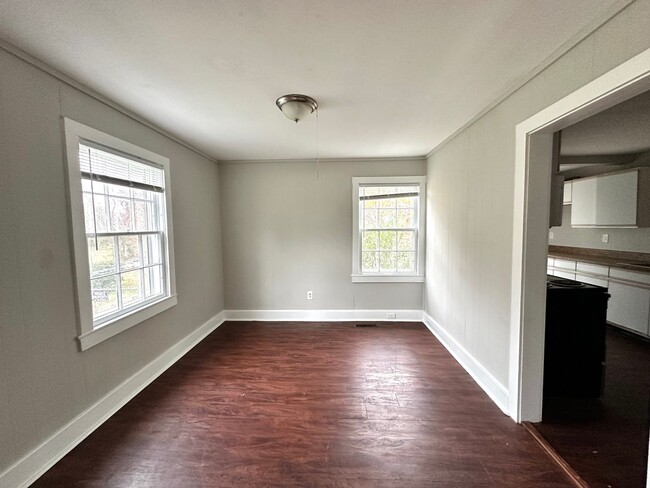 Building Photo - Duplex Townhouse with Huge Yard! Pet Friendly! Close to the Lake!