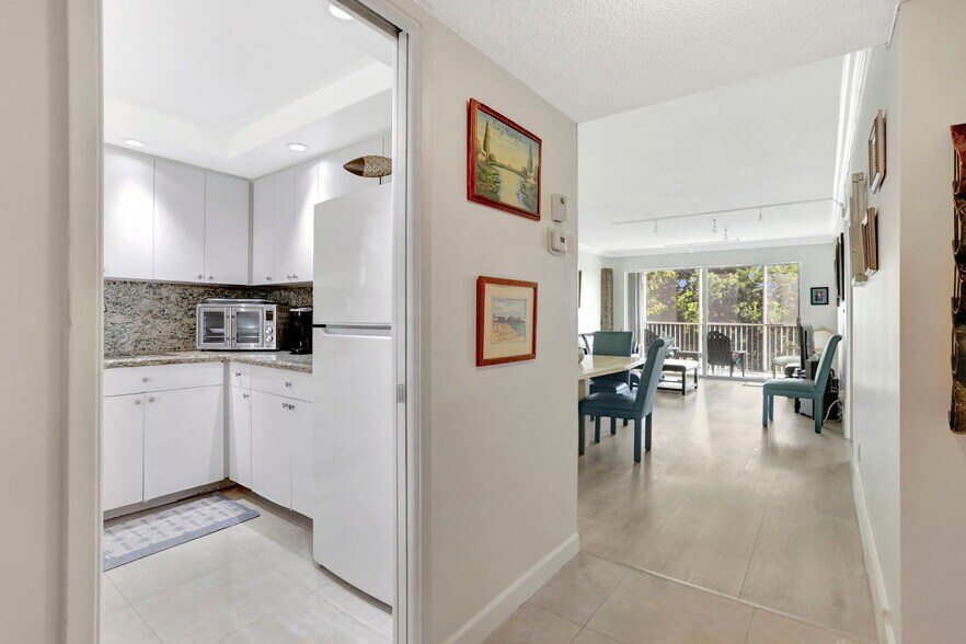 Building Photo - 2851 S Palm Aire Dr